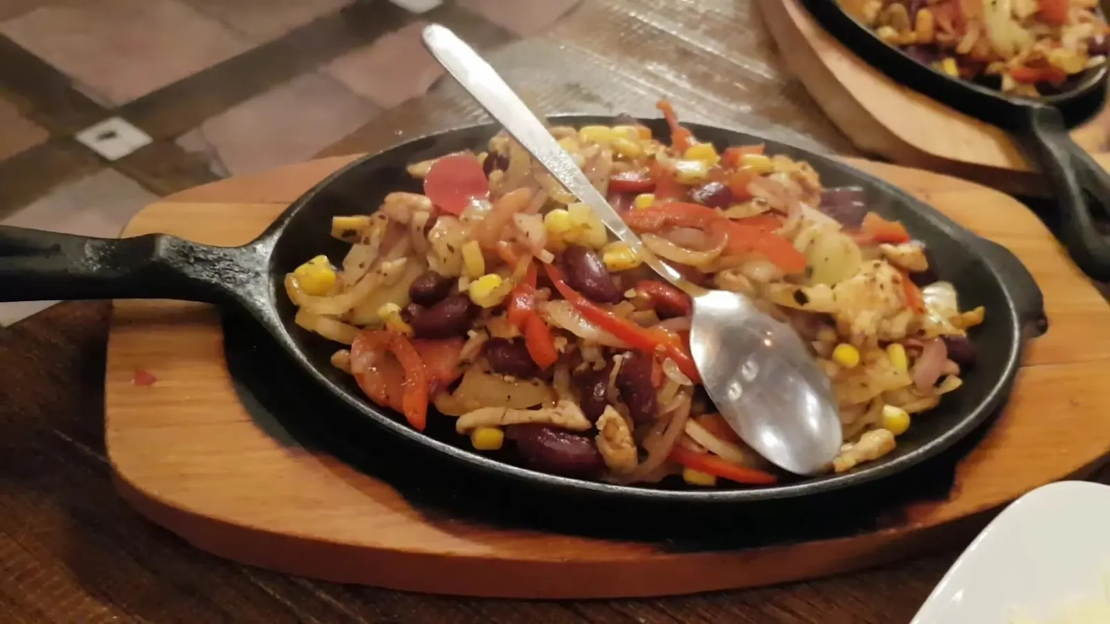 Fajitas u vrućoj tavi od lijevanog željeza u Mex Cantini