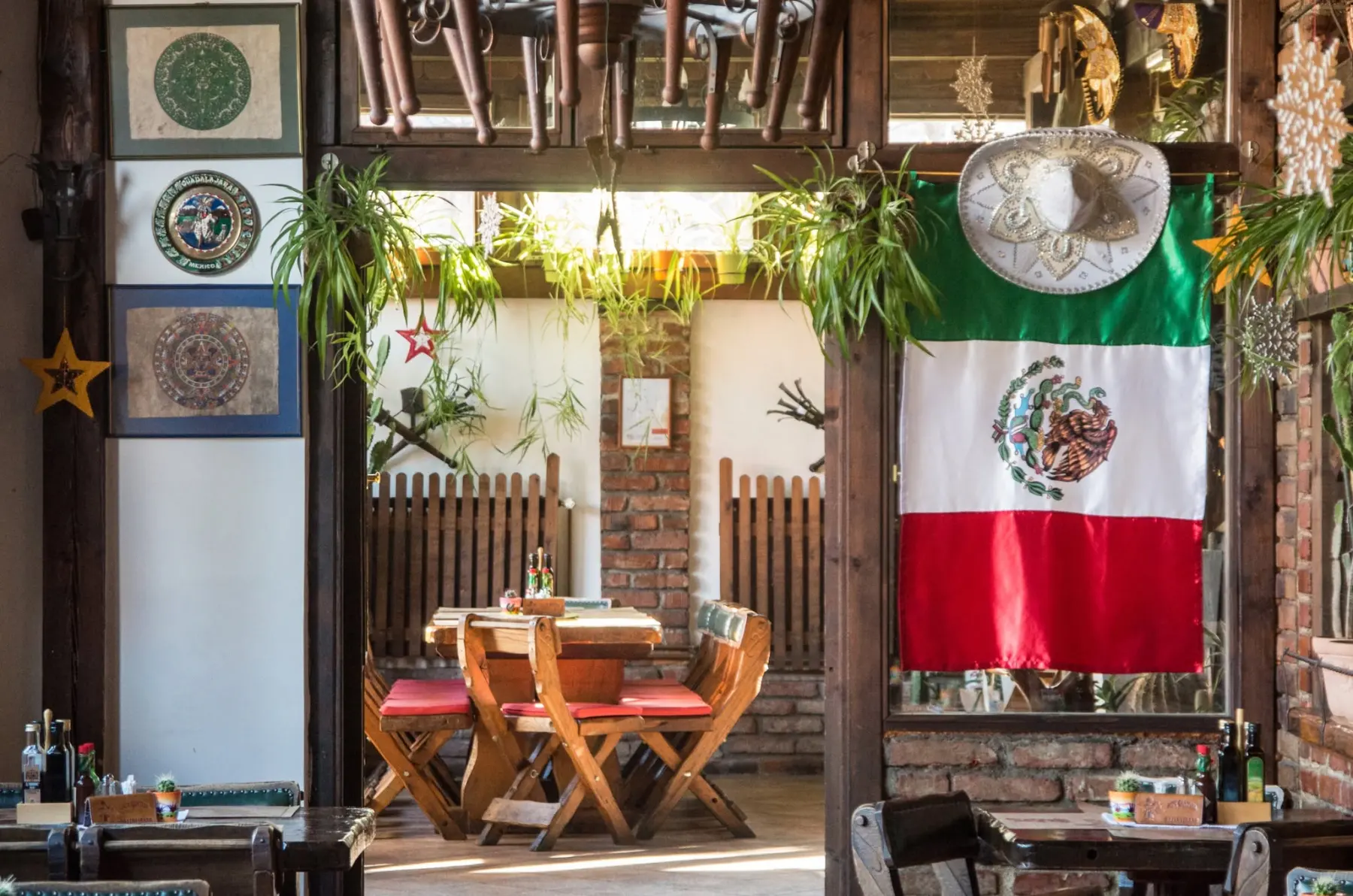 Interijer Mex Cantine — meksička zastava, sombrero i drveni stolovi