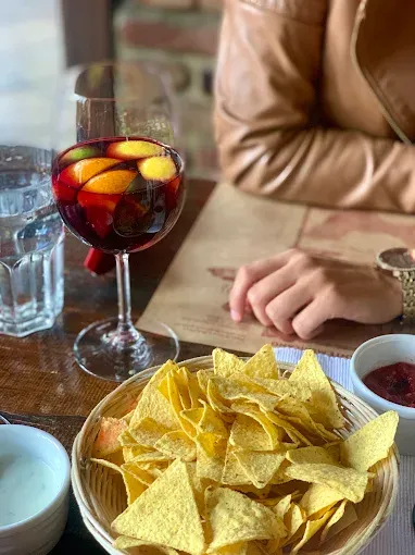 Sangria i nachosi na cantina stolu